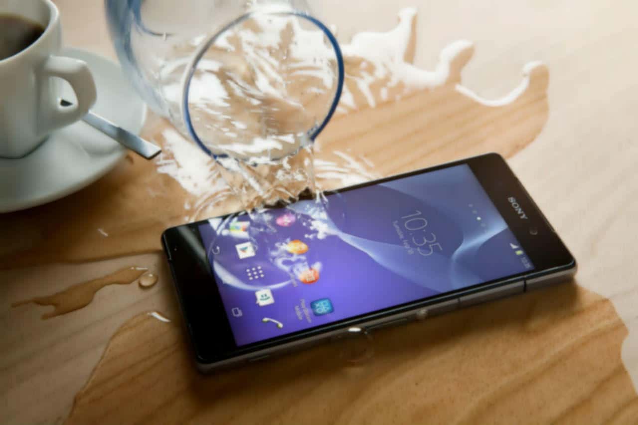 ¿Qué hacer si se te moja el celular? - Katazu
