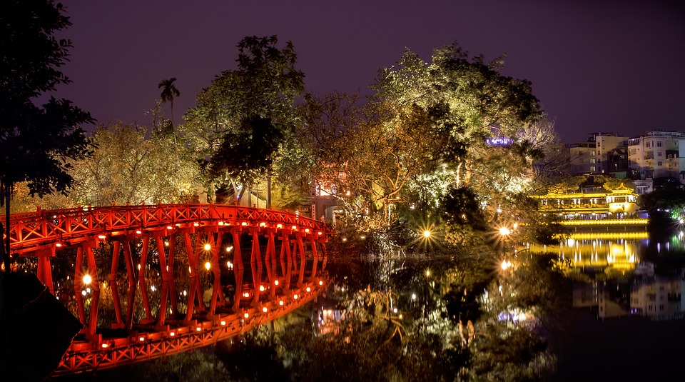 Puente del lago Hoan Kiem
